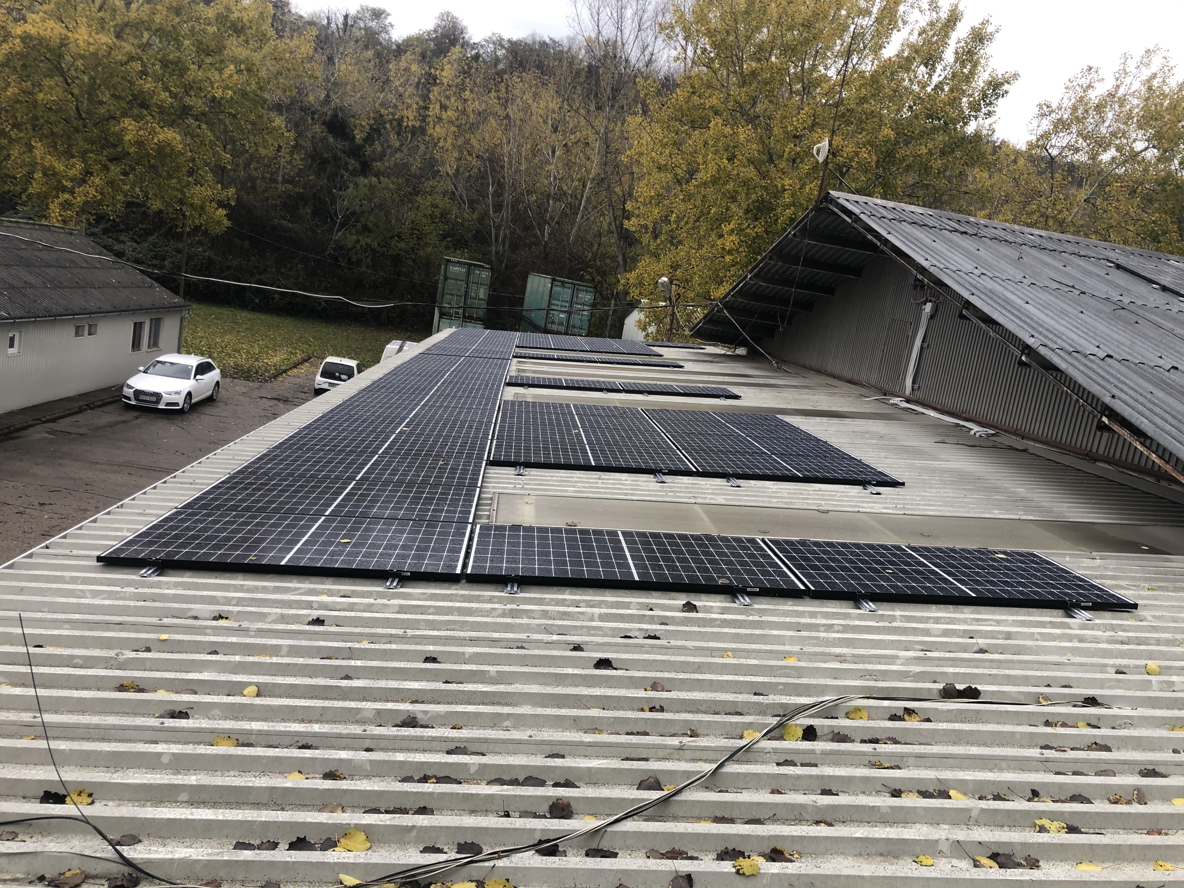 Légifelvétel napelem rendszerről fém ipari tetőn